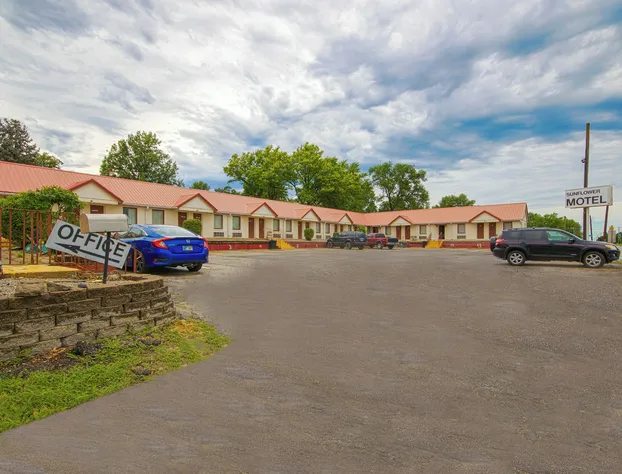Sunflower Motel Hiawatha By OYO hotel detail image 1
