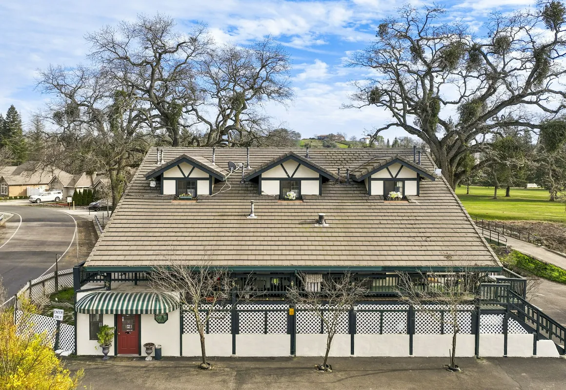 The 10th Green Inn hotel hero