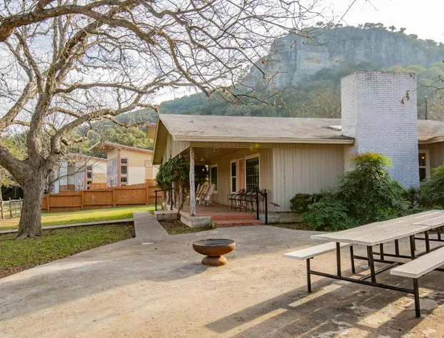Seven Bluff Cabins hotel detail image 1
