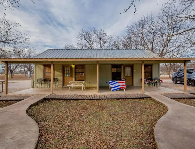 Seven Bluff Cabins hotel detail image 1