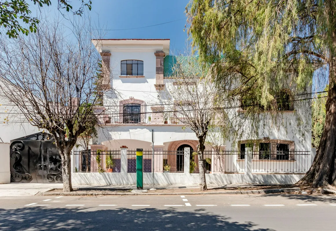 Anzures Black House hotel hero