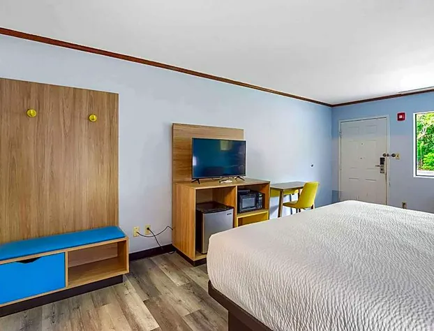 Days Inn by Wyndham Foley hotel detail image 3