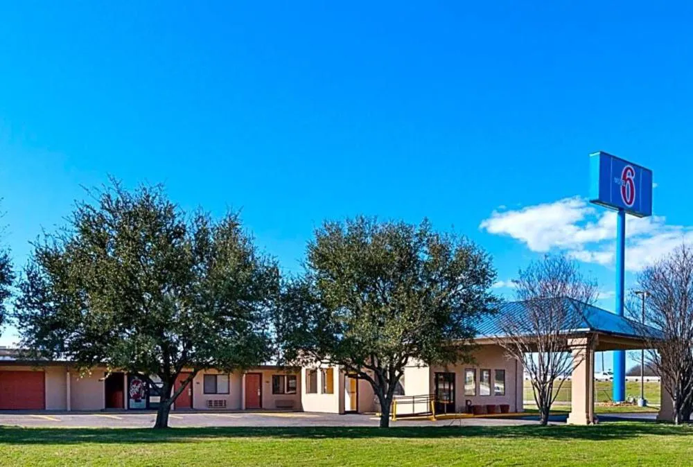 Motel 6 Waco, TX hotel hero