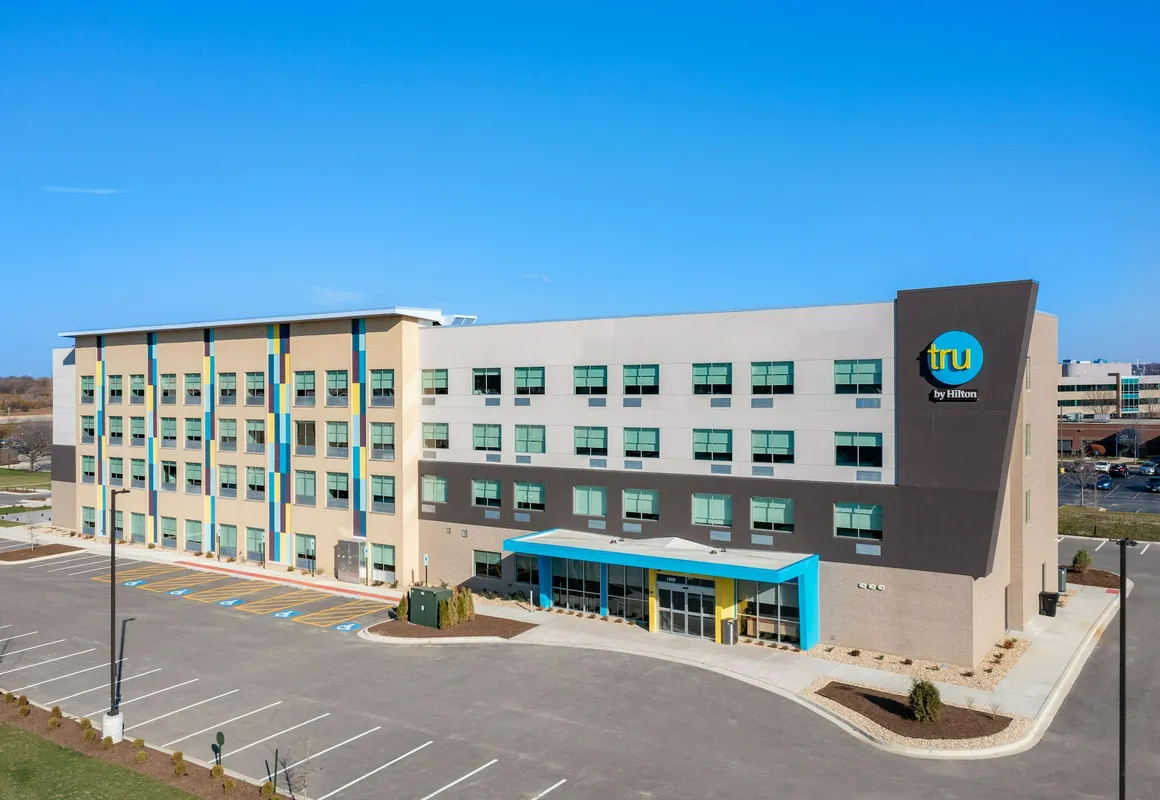Tru by Hilton Naperville Chicago hotel hero