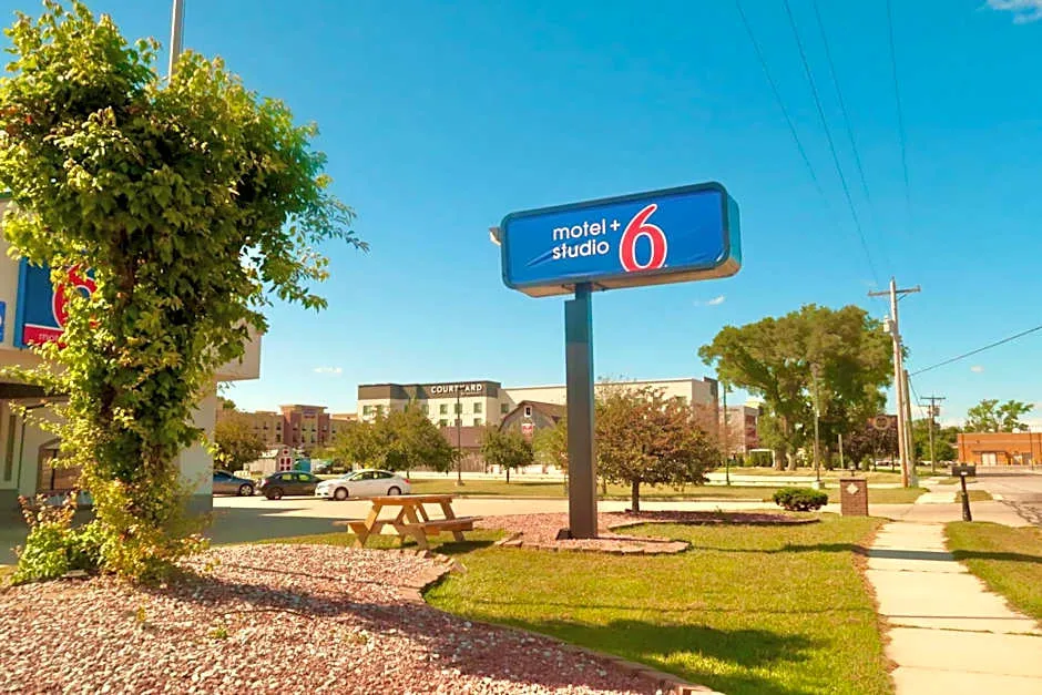 Motel 6 Elkhart, IN hotel hero