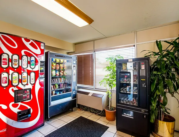 HomeTowne Studios by Red Roof Battle Creek hotel detail image 3