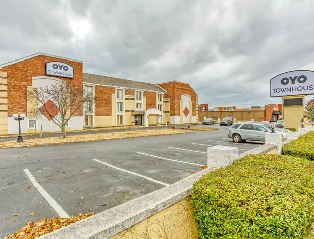 OYO Townhouse Tulsa Woodland Hills hotel detail image 1