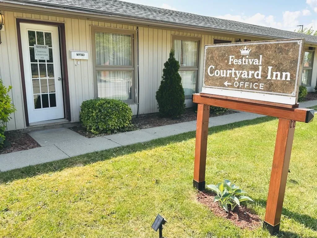 Festival Courtyard Inn hotel hero