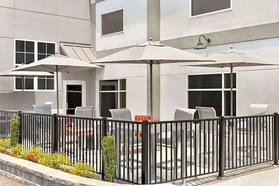 Days Inn & Suites by Wyndham Bowling Green hotel hero