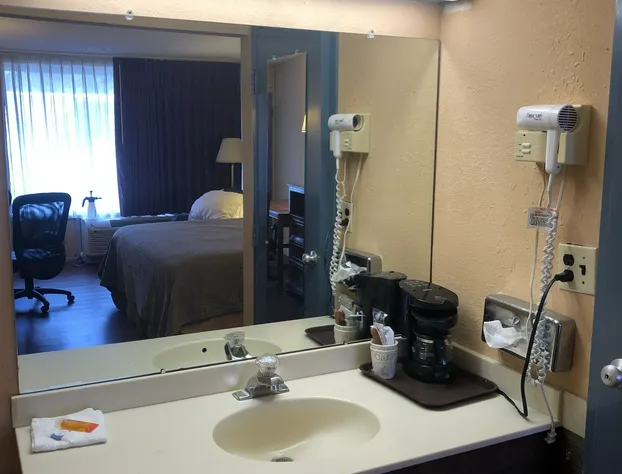 Express Airport Inn hotel detail image 4