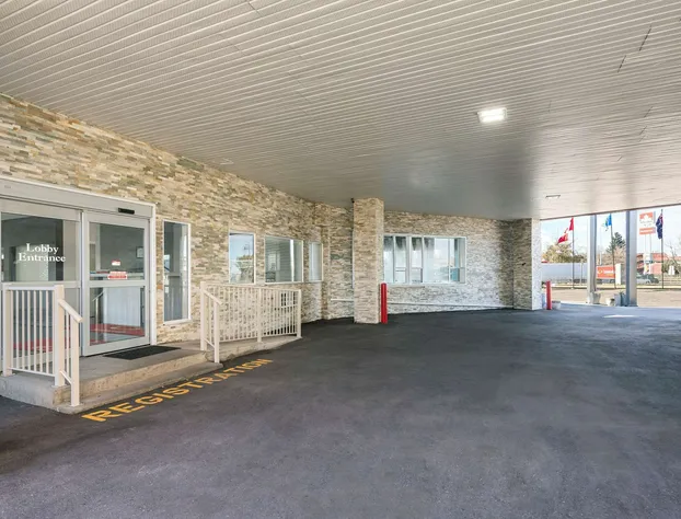 Econo Lodge Inn & Suites hotel detail image 1