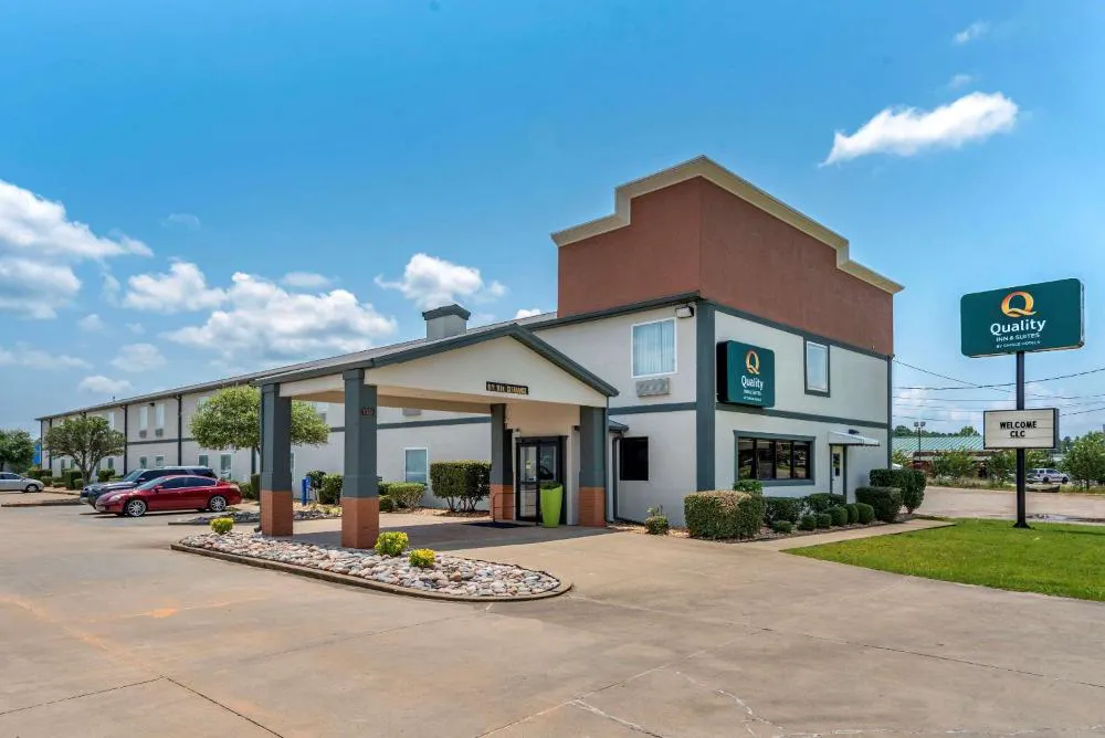Quality Inn & Suites Demopolis hotel hero