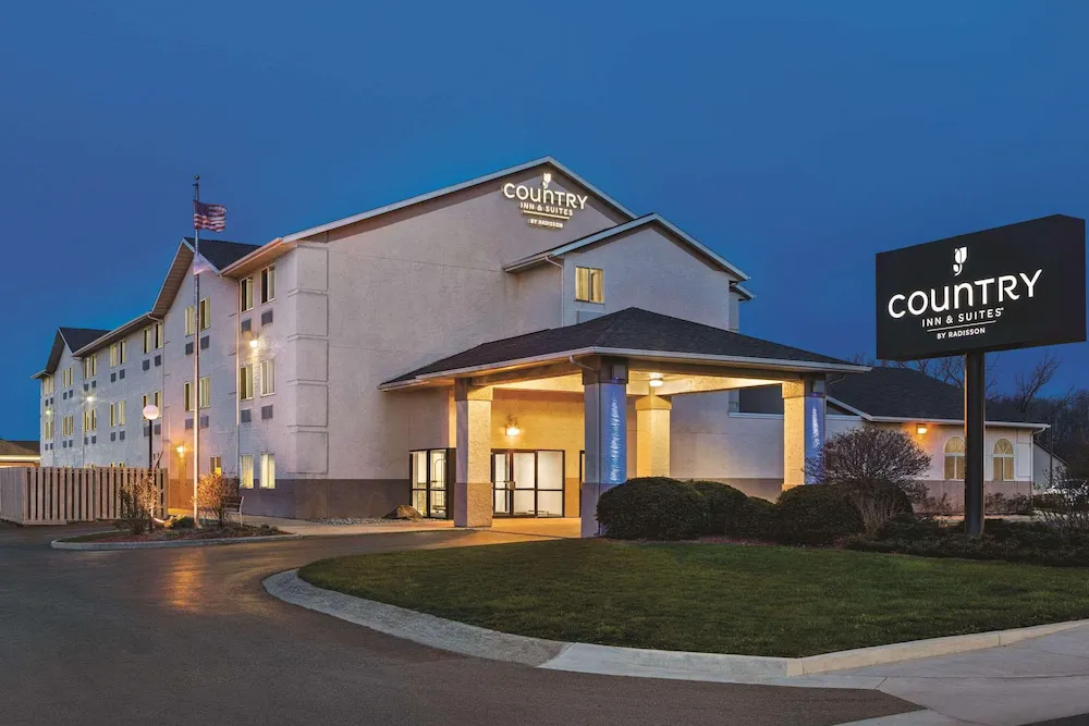 Country Inn & Suites by Radisson, Auburn, IN hotel hero