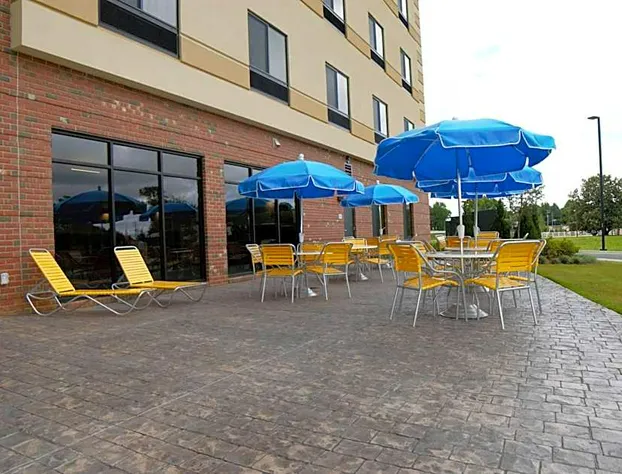 Fairfield Inn & Suites by Marriott Dunn I-95 hotel detail image 4