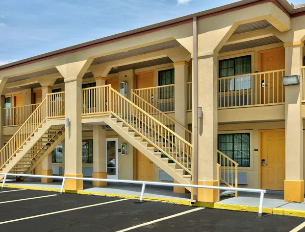 Super 8 by Wyndham Palestine hotel detail image 2