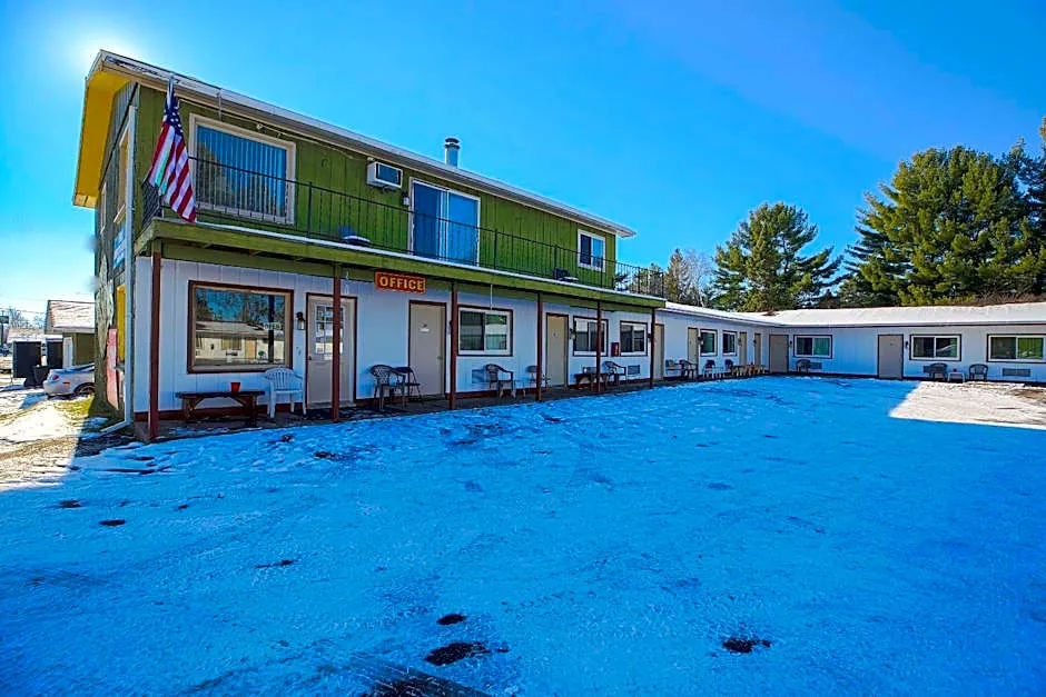 Love Hotels Tomahawk by OYO at Lake Mohawksin WI hotel hero