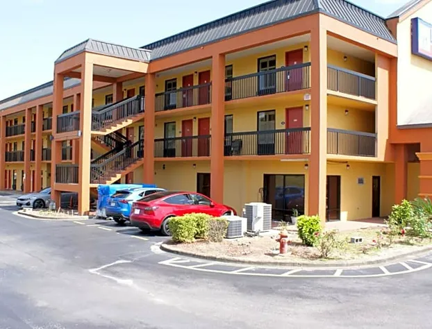 HomeTown Inn & Suites hotel detail image 3