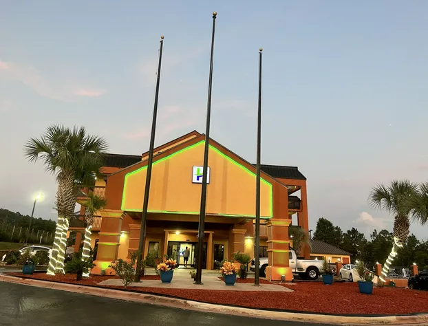 HomeTown Inn & Suites hotel detail image 3