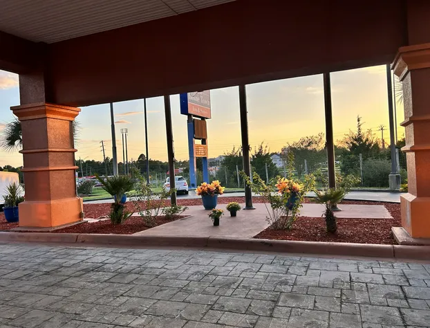 HomeTown Inn & Suites hotel detail image 4