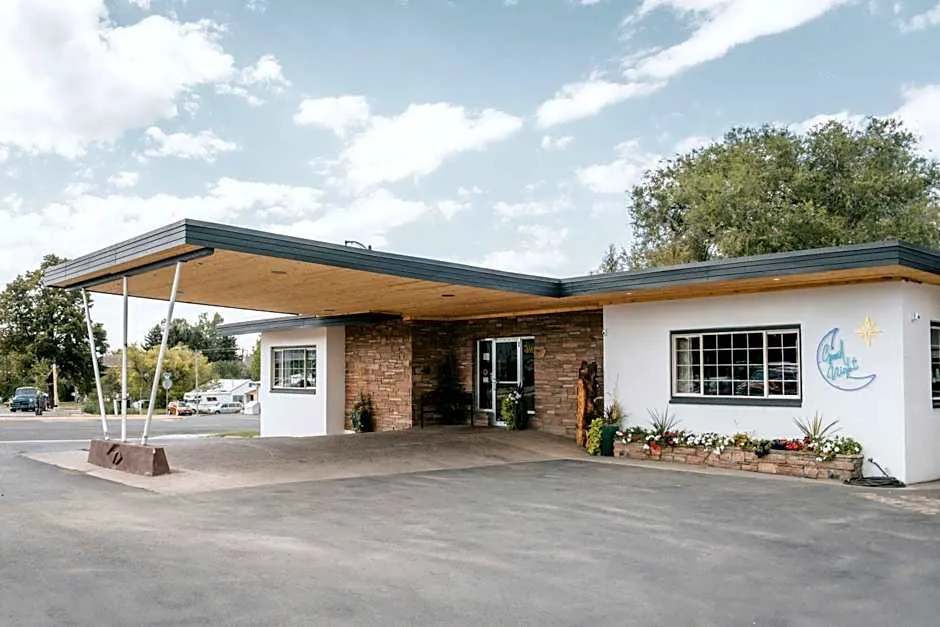 Sapphire Motel Midtown Bozeman hotel hero