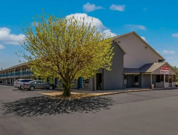 Econo Lodge Inn & Suites hotel detail image 3