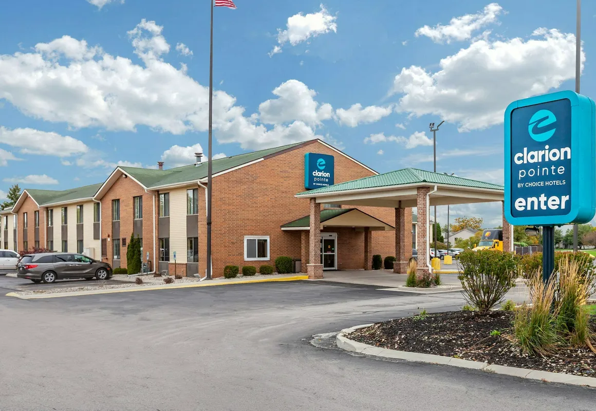 Clarion Pointe Racine - Mount Pleasant hotel hero