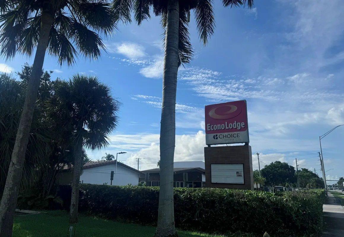 Econo Lodge Inn & Suites Florida City hotel hero