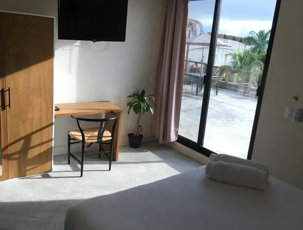 Black flamingo hotel detail image 3