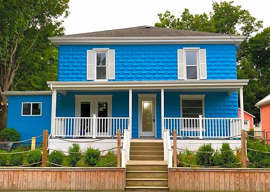 Devil's Lake Inn and Devil's Lake Inn Too hotel hero