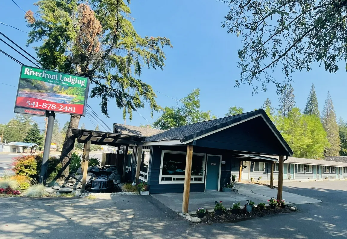 Riverfront Lodging hotel hero