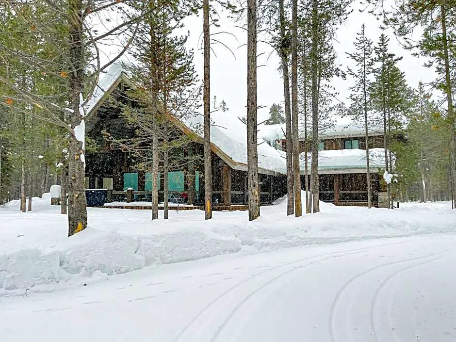 Yellowstone Crossing Lodge hotel hero