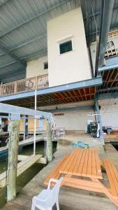 Resort Lodging at Venice Marina w/ WIFI + Private Dock hotel detail image 3