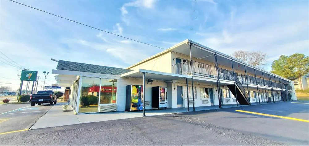 Economy 7 Inn hotel detail image 1