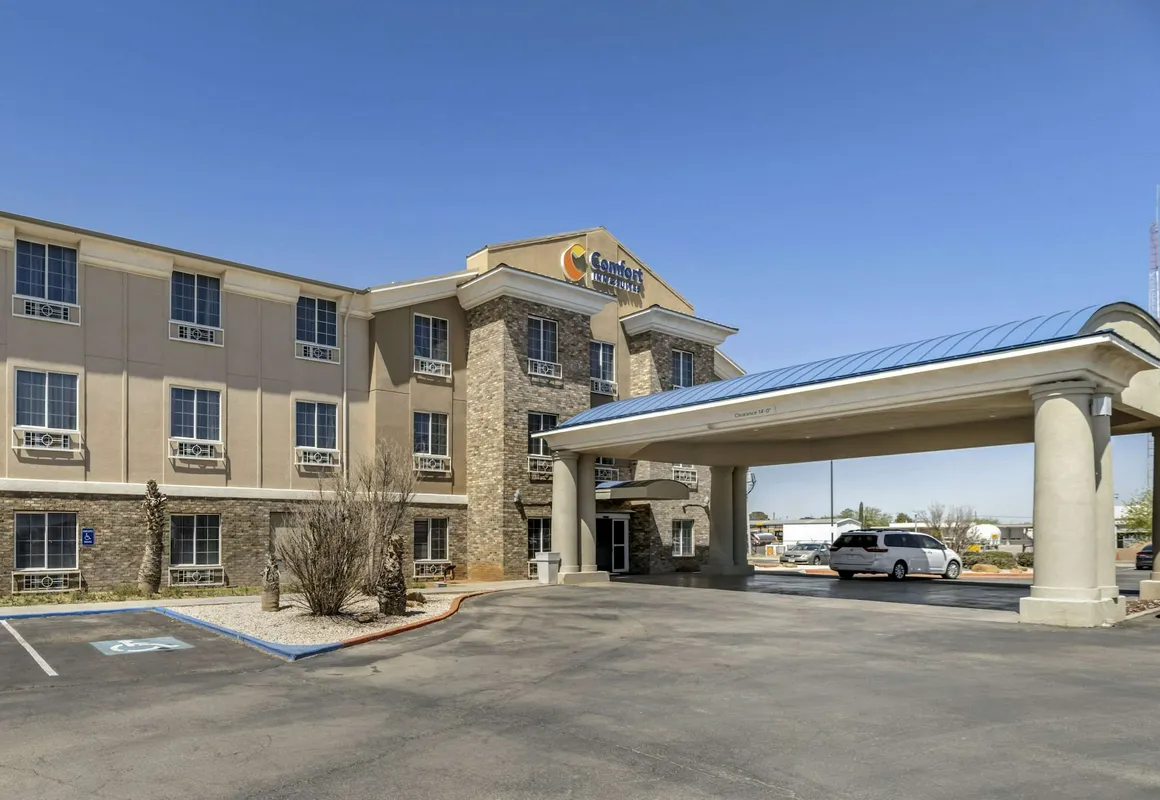 Comfort Inn & Suites hotel hero