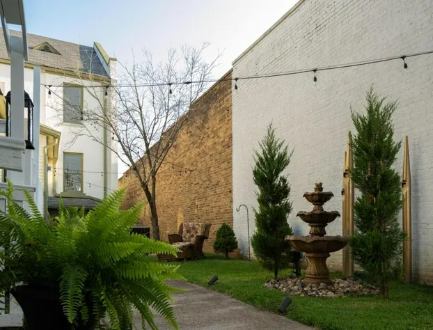 Magnolia Manor and Chapel hotel detail image 3