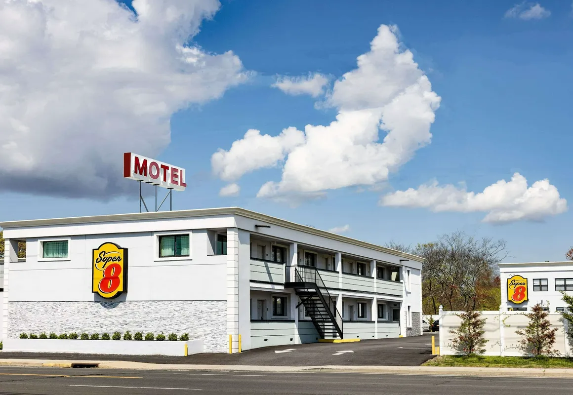 Super 8 by Wyndham Lindenhurst hotel hero