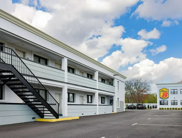 Super 8 by Wyndham Lindenhurst hotel detail image 1