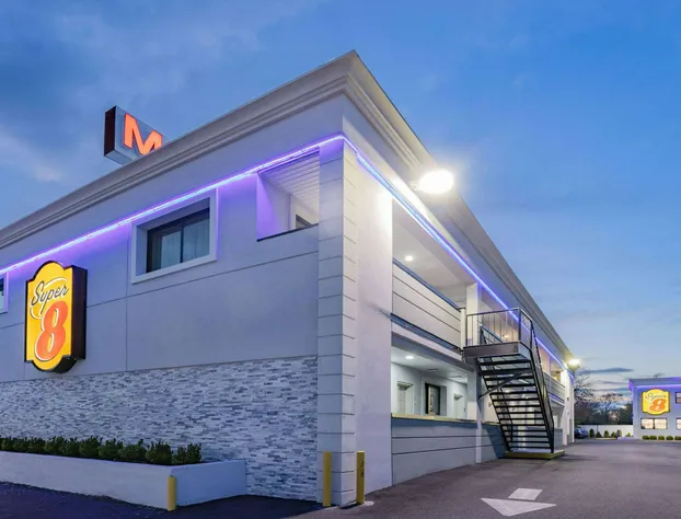 Super 8 by Wyndham Lindenhurst hotel detail image 3