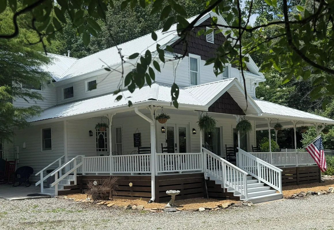 Misty Mountain Inn hotel hero