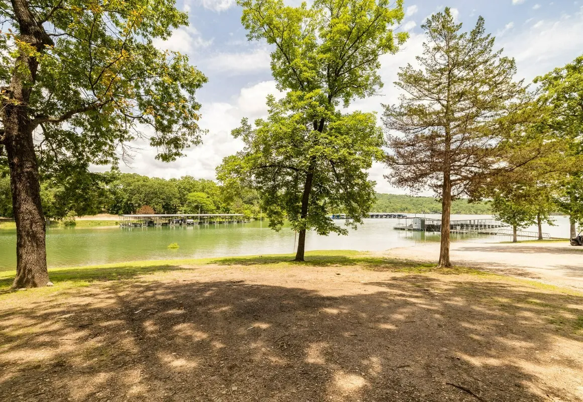 Kimberling Cove M1 hotel hero