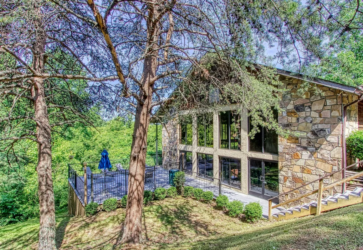 Pinecrest Hotel B hotel hero