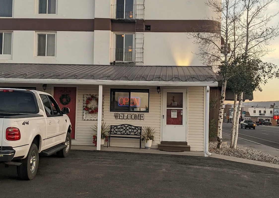 Bar H Motel hotel hero