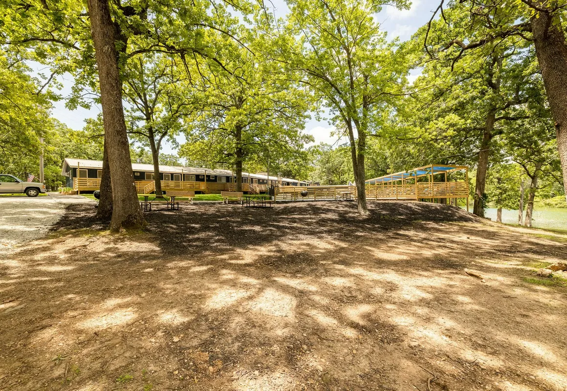 Kimberling Cove M6 hotel hero