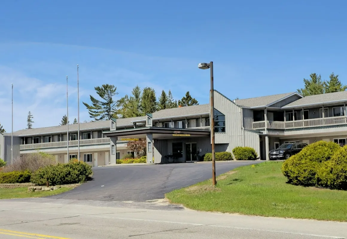 Gray Wolf Lodge hotel hero