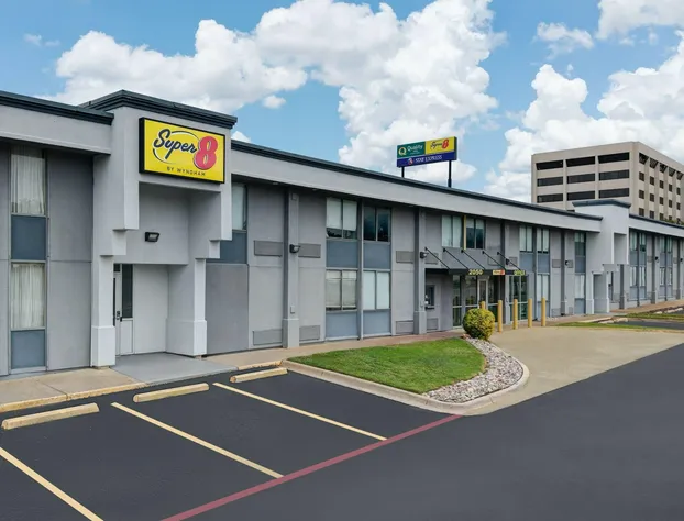 Super 8 by Wyndham Fort Worth Entertainment District hotel detail image 1