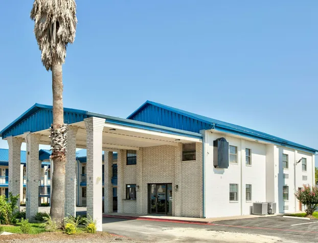 Super 8 by Wyndham Victoria / South / Hwy 59 hotel detail image 2