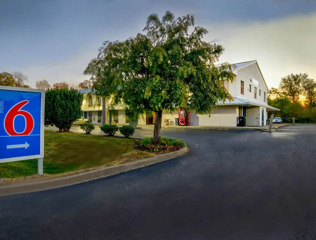 Motel 6 Jeffersonville, In - Louisville hotel detail image 1