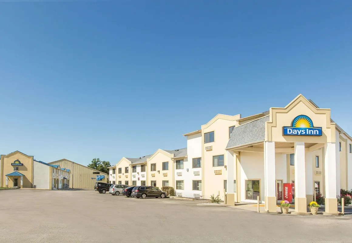 Days Inn by Wyndham Effingham hotel hero