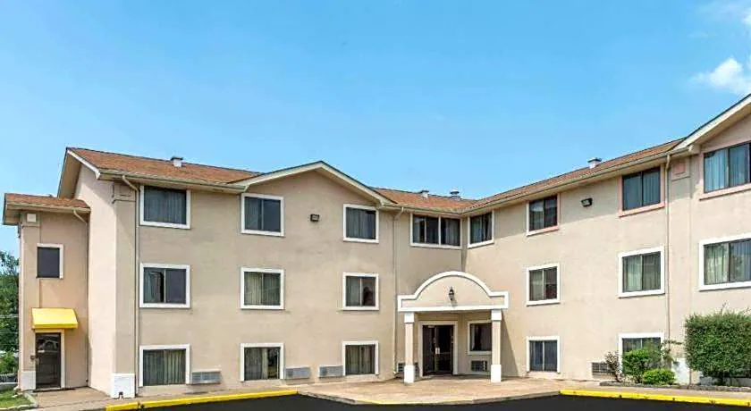 Quality Inn & Suites hotel hero