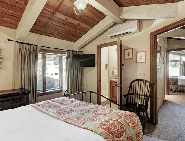 Modern 2 BR Condo Lodge at Vail, Walk to Gondola by RedAwning hotel detail image 4